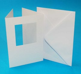 Vita A6 kort med kvadratiskt fönster och kuvert